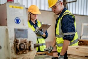 trabajador carpinteros trabajando en máquinas a cortar madera madera. hombre y mujer son elaboración con madera en un taller. dos artesanos o manitas trabajando con carpintero herramientas o eléctrico máquinas. foto