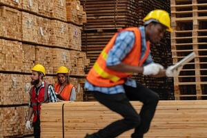 africano trabajadores hombre Ingenieria caminando y inspeccionando con trabajando suite vestir y mano guante en madera madera depósito. concepto de inteligente industria trabajador operando. madera suerte Produce madera paladar. foto