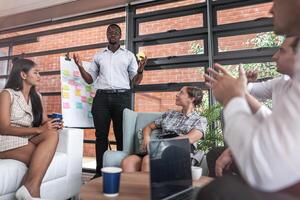 personas hablar y presente el proyecto. relajado informal negocio empresa reunión. equipo líder lluvia de ideas nuevo enfoques y ideas con colegas. puesta en marcha negocio y emprendimiento concepto. foto