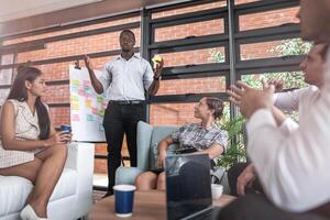 personas hablar y presente el proyecto. relajado informal negocio empresa reunión. equipo líder lluvia de ideas nuevo enfoques y ideas con colegas. puesta en marcha negocio y emprendimiento concepto. foto