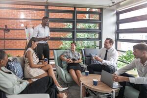 personas hablar y presente el proyecto. relajado informal negocio empresa reunión. equipo líder lluvia de ideas nuevo enfoques y ideas con colegas. puesta en marcha negocio y emprendimiento concepto. foto