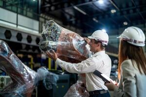 negocio ingenieros reunión y comprobación nuevo máquina robot. trabajadores caminando a almacén industria soldadura máquina. negocio negociación conceptos y tecnología. mujer utilizando inteligente tableta a presente hombre. foto