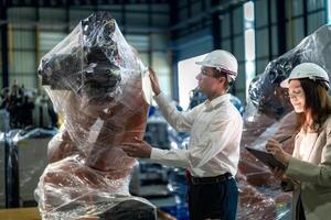 negocio ingenieros reunión y comprobación nuevo máquina robot. trabajadores caminando a almacén industria soldadura máquina. negocio negociación conceptos y tecnología. mujer utilizando inteligente tableta a presente hombre. foto