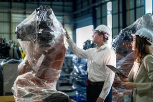 negocio ingenieros reunión y comprobación nuevo máquina robot. trabajadores caminando a almacén industria soldadura máquina. negocio negociación conceptos y tecnología. mujer utilizando inteligente tableta a presente hombre. foto