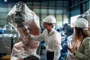 negocio ingenieros reunión y comprobación nuevo máquina robot. trabajadores caminando a almacén industria soldadura máquina. negocio negociación conceptos y tecnología. mujer utilizando inteligente tableta a presente hombre. foto