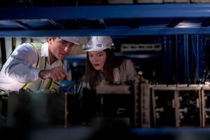 técnico ingenieros equipo comprobación el máquina y mantenimiento servicio. trabajadores mirando a de repuesto partes en valores a almacén fábrica. obrero con un Lista de Verificación mirando en parte de máquina partes. foto