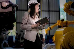 negocio mujer y hombre reunión y comprobación nuevo máquina robot. ingeniero caminando a almacén industria máquina. negocio negociación conceptos y tecnología. mujer es utilizando inteligente tableta a presente hombre. foto