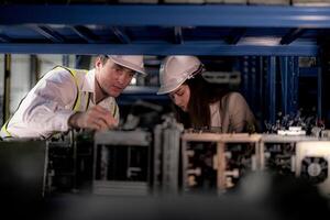 comprobación y inspeccionando metal máquina parte artículos para envío. masculino y mujer trabajador comprobación el Tienda fábrica. industria fábrica depósito. el almacén de de repuesto parte para maquinaria y vehículos foto