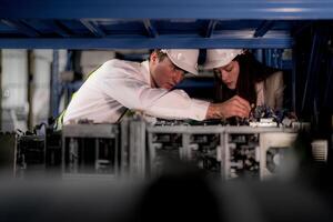 técnico ingenieros equipo comprobación el máquina y mantenimiento servicio. trabajadores mirando a de repuesto partes en valores a almacén fábrica. obrero con un Lista de Verificación mirando en parte de máquina partes. foto