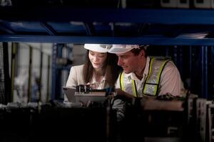 comprobación y inspeccionando metal máquina parte artículos para envío. masculino y mujer trabajador comprobación el Tienda fábrica. industria fábrica depósito. el almacén de de repuesto parte para maquinaria y vehículos foto