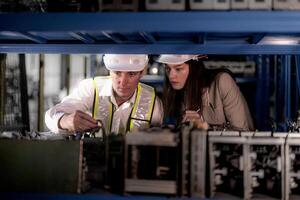 comprobación y inspeccionando metal máquina parte artículos para envío. masculino y mujer trabajador comprobación el Tienda fábrica. industria fábrica depósito. el almacén de de repuesto parte para maquinaria y vehículos foto