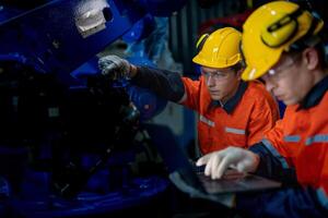 negocio ingenieros reunirse y cheque controlar pesado máquina robot brazo. diverso equipo de industrial robótica ingenieros reunido alrededor máquina. profesional maquinaria operador utilizar industrial digital tableta. foto