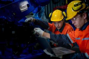 negocio ingenieros reunirse y cheque controlar pesado máquina robot brazo. diverso equipo de industrial robótica ingenieros reunido alrededor máquina. profesional maquinaria operador utilizar industrial digital tableta. foto