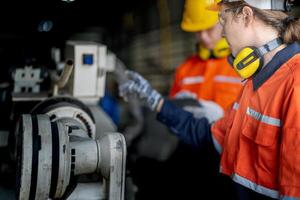 masculino ingeniero trabajadores mantenimiento automático robótico brazo máquina en un fábrica. trabajador comprobación y reparando automático robot mano máquina. técnico trabajador cheque para reparar fábrica máquina. foto