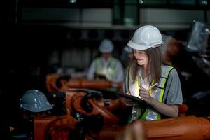 negocio ingenieros reunión y comprobación nuevo máquina robot. trabajadores caminando a almacén industria soldadura máquina. negocio negociación conceptos y tecnología. mujer utilizando inteligente tableta a presente hombre. foto