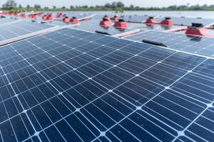 flotante solar paneles en agua lago. solar paneles a Dom ligero. limpiar energía para futuro viviendo. industrial renovable energía de verde fuerza. foto