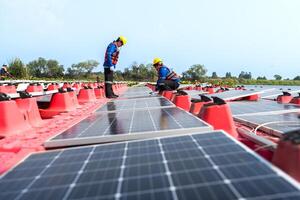 masculino trabajadores reparar flotante solar paneles en agua lago. ingenieros construir en sitio flotante solar paneles a Dom ligero. limpiar energía para futuro viviendo. industrial renovable energía de verde fuerza. foto