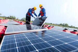 masculino trabajadores reparar flotante solar paneles en agua lago. ingenieros construir en sitio flotante solar paneles a Dom ligero. limpiar energía para futuro viviendo. industrial renovable energía de verde fuerza. foto