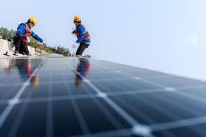 masculino trabajadores reparar flotante solar paneles en agua lago. ingenieros construir en sitio flotante solar paneles a Dom ligero. limpiar energía para futuro viviendo. industrial renovable energía de verde fuerza. foto