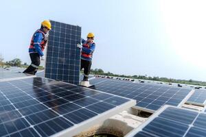 masculino trabajadores reparar flotante solar paneles en agua lago. ingenieros construir en sitio flotante solar paneles a Dom ligero. limpiar energía para futuro viviendo. industrial renovable energía de verde fuerza. foto