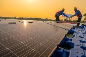 masculino trabajadores reparar flotante solar paneles en agua lago. ingenieros construir en sitio flotante solar paneles a Dom ligero. limpiar energía para futuro viviendo. industrial renovable energía de verde fuerza. foto