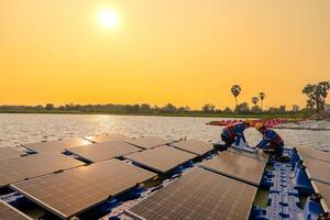 masculino trabajadores reparar flotante solar paneles en agua lago. ingenieros construir en sitio flotante solar paneles a Dom ligero. limpiar energía para futuro viviendo. industrial renovable energía de verde fuerza. foto