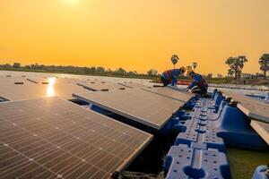 masculino trabajadores reparar flotante solar paneles en agua lago. ingenieros construir en sitio flotante solar paneles a Dom ligero. limpiar energía para futuro viviendo. industrial renovable energía de verde fuerza. foto