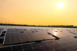 flotante solar paneles en agua lago. solar paneles a Dom ligero. limpiar energía para futuro viviendo. industrial renovable energía de verde fuerza. foto