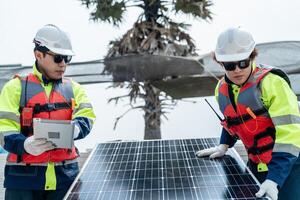 ingeniero hombres inspeccionar módulos de fotovoltaica célula paneles industrial renovable energía de verde fuerza. trabajadores preparar materiales antes de construcción en sitio con el apilar de paneles a antecedentes. foto