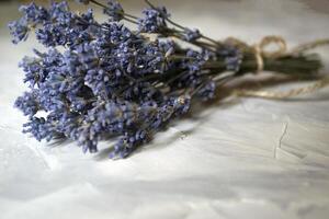 el ramo de flores de seco lavanda en el escritorio. cerca arriba. foto