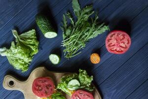 el emparedados con vegetales en un tablero. vegetariano alimento. ingredientes para Cocinando en el mesa. foto