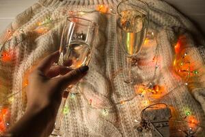 el lentes de champán y Navidad decoración. foto