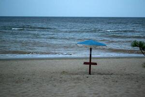 verano marina. nadie a línea costera. foto