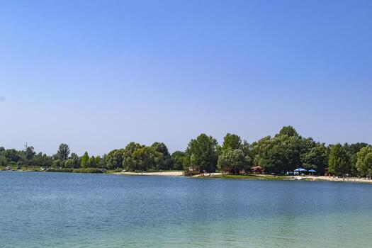 hermosa azul lago. verano paisaje. el belleza de naturaleza. foto