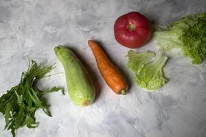 grupo de vegetales en un cocina mesa. ingredientes para Cocinando ensalada. foto