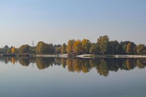 hermosa otoño paisaje a lago. foto