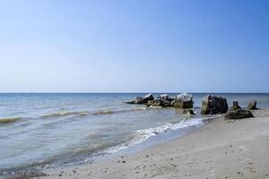 marina de azov mar. No uno en el playa. hermosa costa. foto