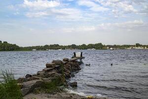 Clásico pescador sitio a el río. foto