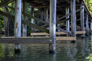 de madera construcción debajo puente. Clásico puente fondo vista. foto