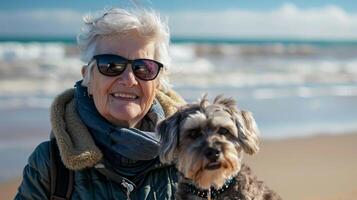 ai generado retrato de un sonriente mayor mujer vistiendo Gafas de sol con su perro en contra el hermosa playa fondo, antecedentes imagen, generativo ai foto