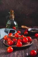 rama de Fresco maduro Cereza Tomates en un plato en el mesa vertical ver foto