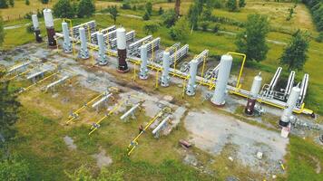 aéreo ver gas producción. grande gas distribución complejo. un gas trabajador o un estación operador cierra apagado el gas suministrar. gas producción estación situado en el montañas. video