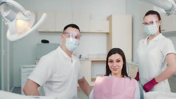 retrato de un paciente médico y asistente en un dental clínica video