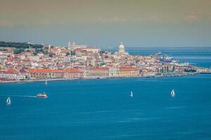 Lisboa en el tajo río banco, central Portugal foto