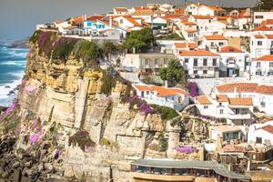 azenhas hacer mar blanco pueblo punto de referencia en el acantilado y atlántico océano, sintra, Lisboa, Portugal, Europa. foto