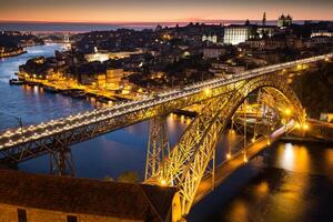 noche ver de el histórico ciudad de Oporto, Portugal con el dom luiz puente foto