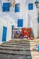 calle en la ciudad de sidi bou said, túnez foto