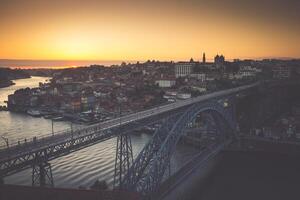 noche ver de el histórico ciudad de Oporto, Portugal con el dom luiz puente foto