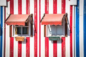 vistoso a rayas de pescadores casas en azul y rojo, costa estrella nueva, Aveiro, Portugal foto