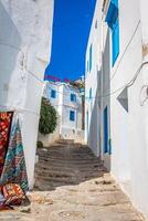 calle en la ciudad de sidi bou said, túnez foto